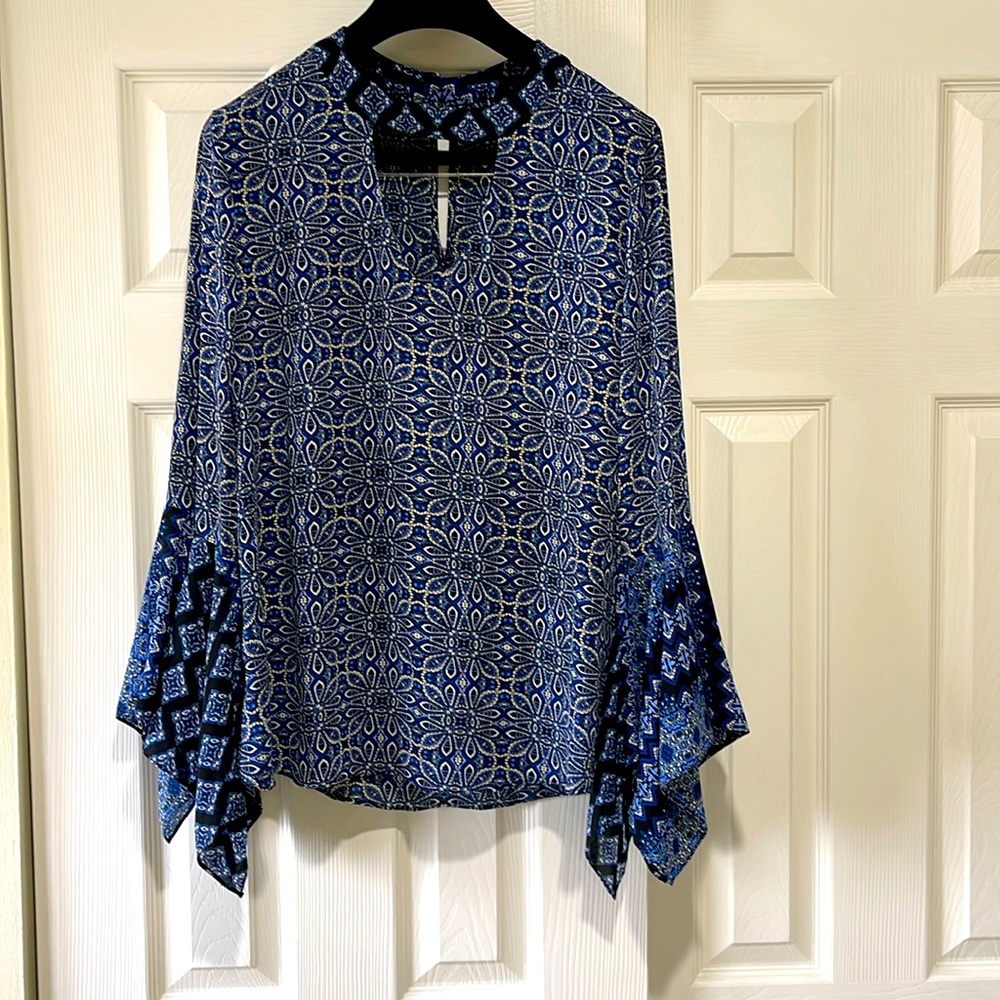 BNWOT ATINA CHRISTINA KEY HOLE BLUE MEDALLION FLUTTER RUFFLE SLEEVE BLOUSE